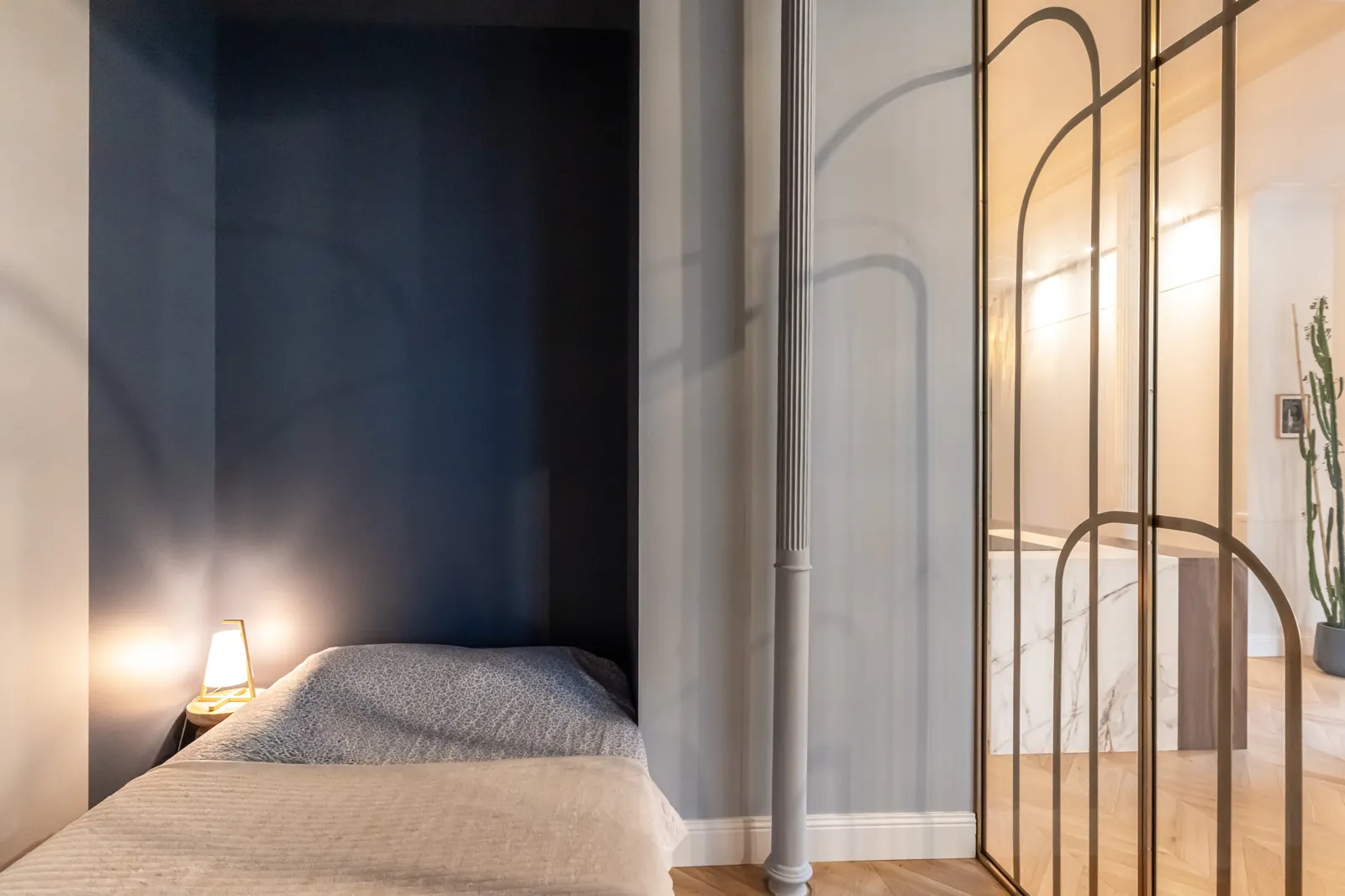 Appartement ancien, alcôve bleu nuit