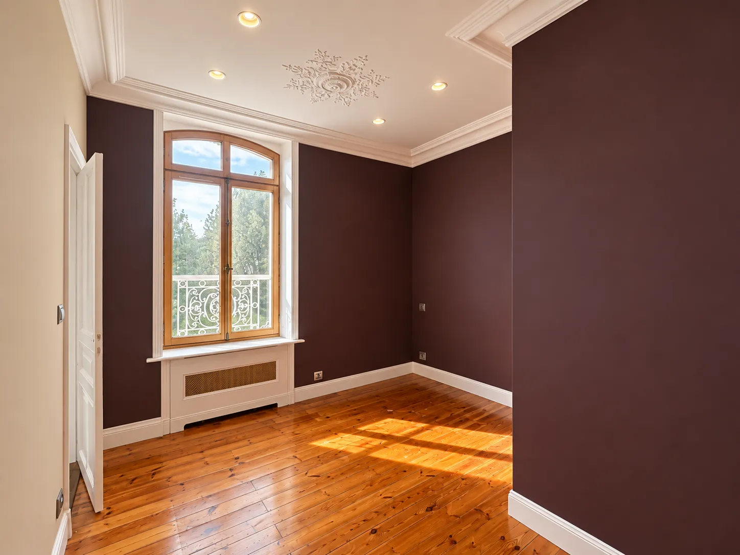 La même chambre après travaux, murs prune et beige