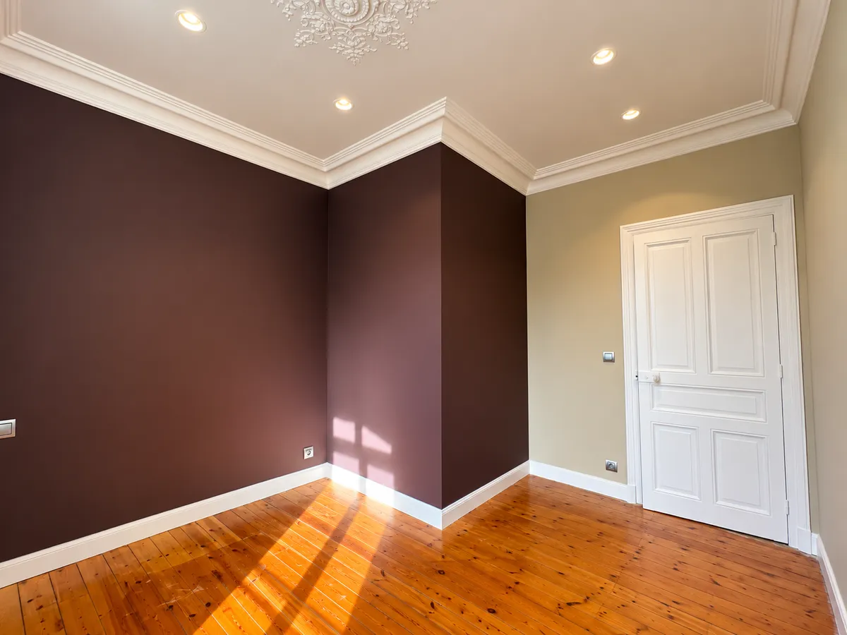 Le même angle après travaux, murs prune et porte blanche
