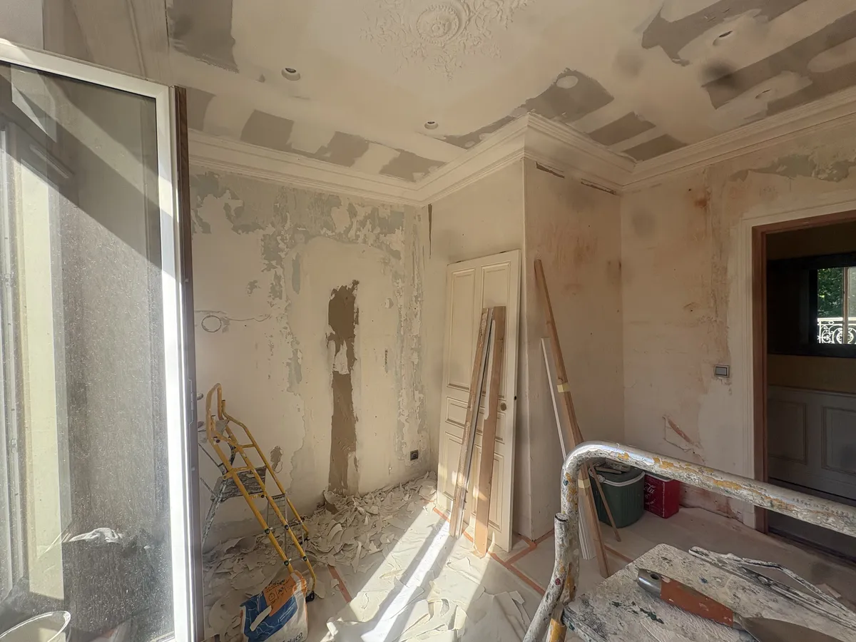 Angle de pièce avant travaux, plafond repris