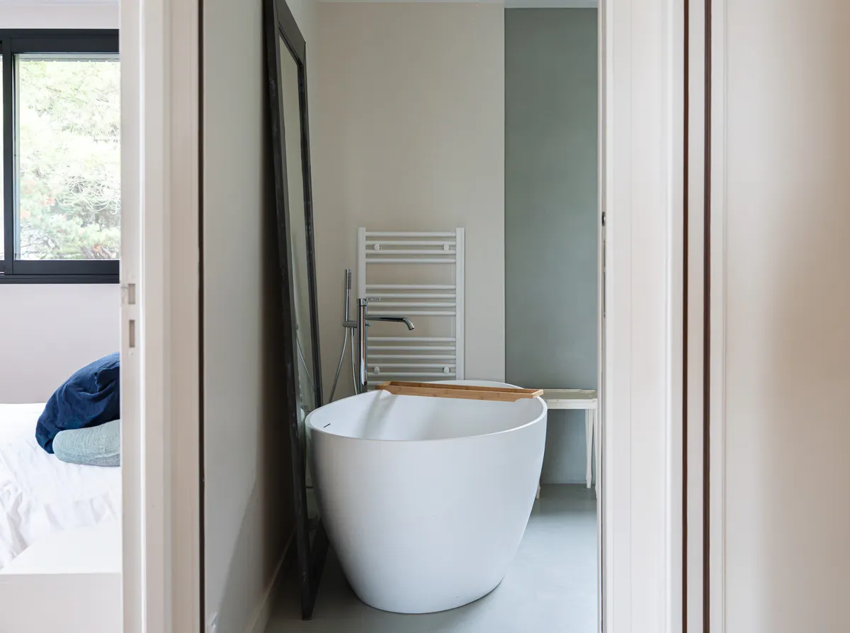 Salle de bain avec baignoire îlot