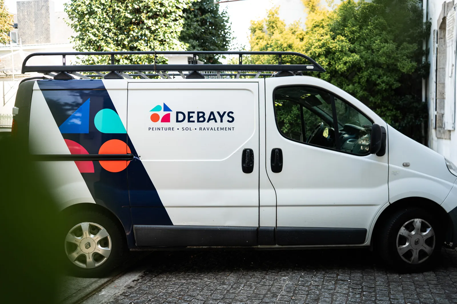 Camion DEBAYS garé devant un chantier