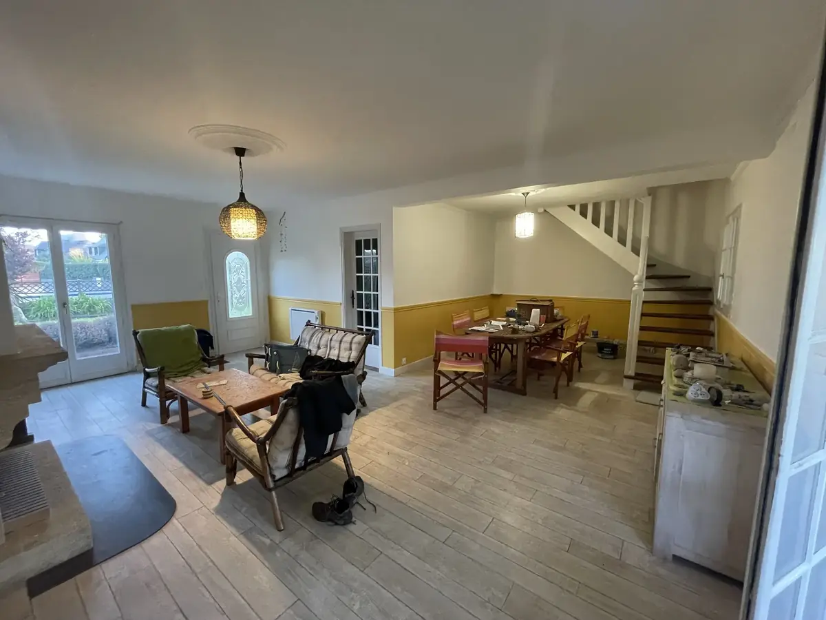Même volume après chantier à Belz, haut des murs et plafond en blanc cassé, soubassement ocre sous cimaise