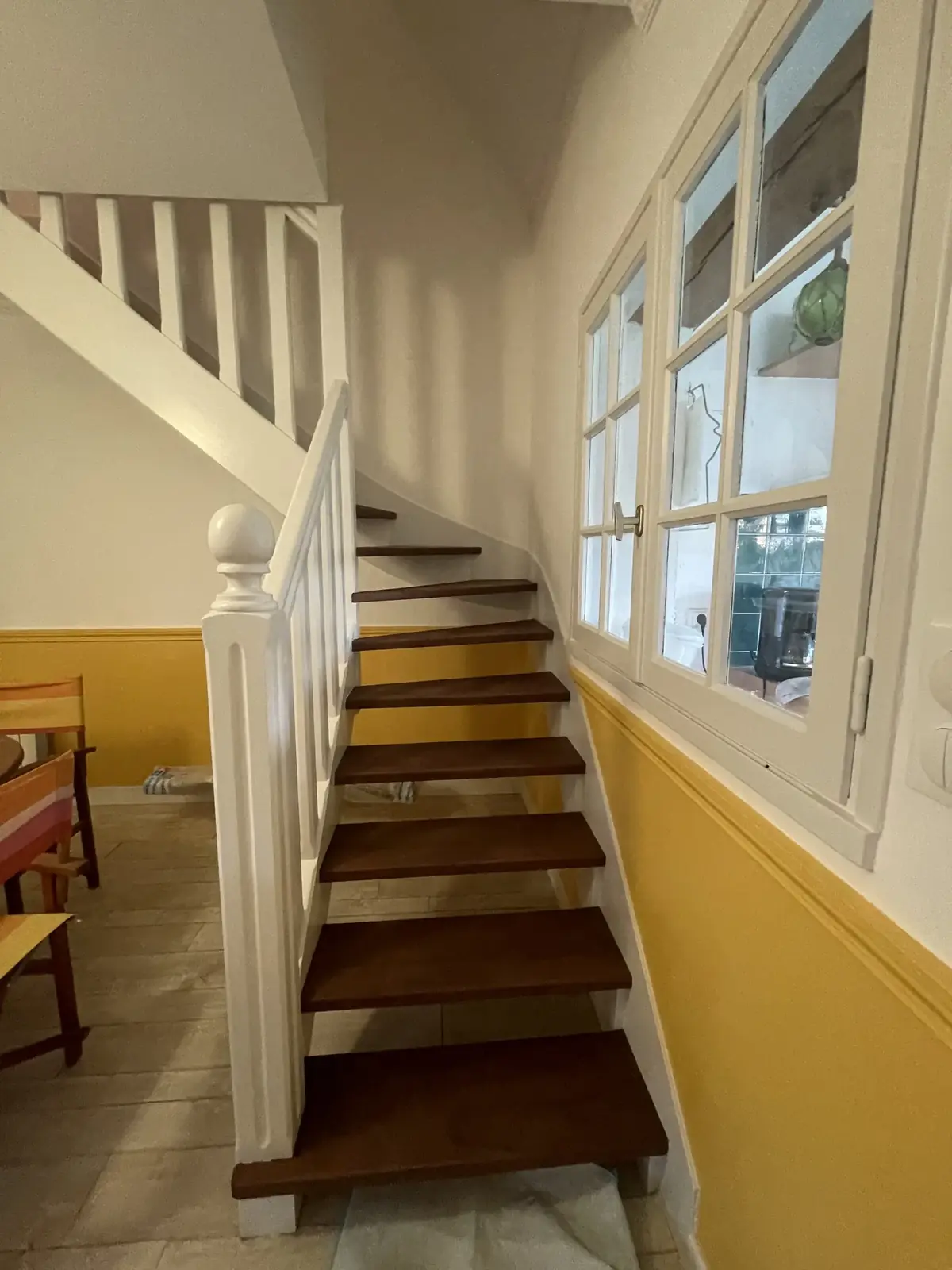 Même escalier après chantier à Belz, limon et balustrade en blanc, marches laissées en bois
