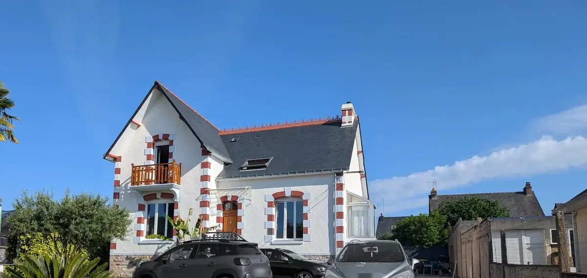 Maison de bourg à Malestroit après ravalement, enduit blanc et encadrements de brique conservés