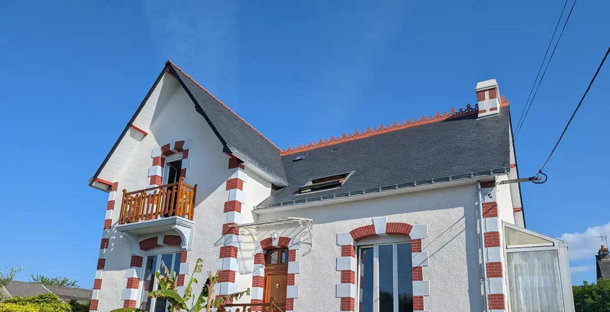 Façade ravalée à Malestroit, enduit blanc, chaînages d’angle et encadrements de brique rechampis à la main
