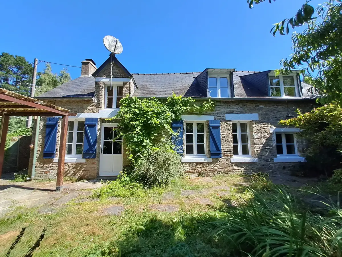 Façade de la longère de Peillac, volets bleus et fenêtres blanches après mise en teinte