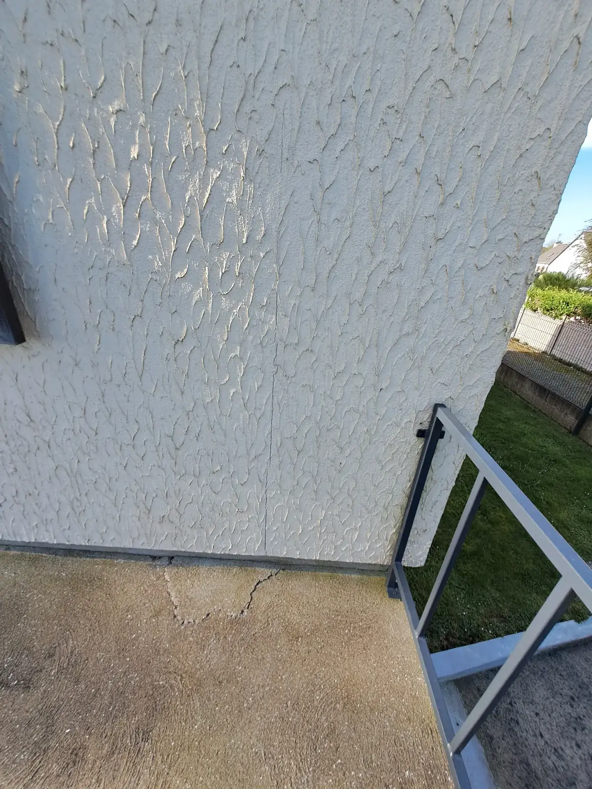 Enduit projeté à relief marqué sur la façade d’une maison de Pleucadeuc, vu de près