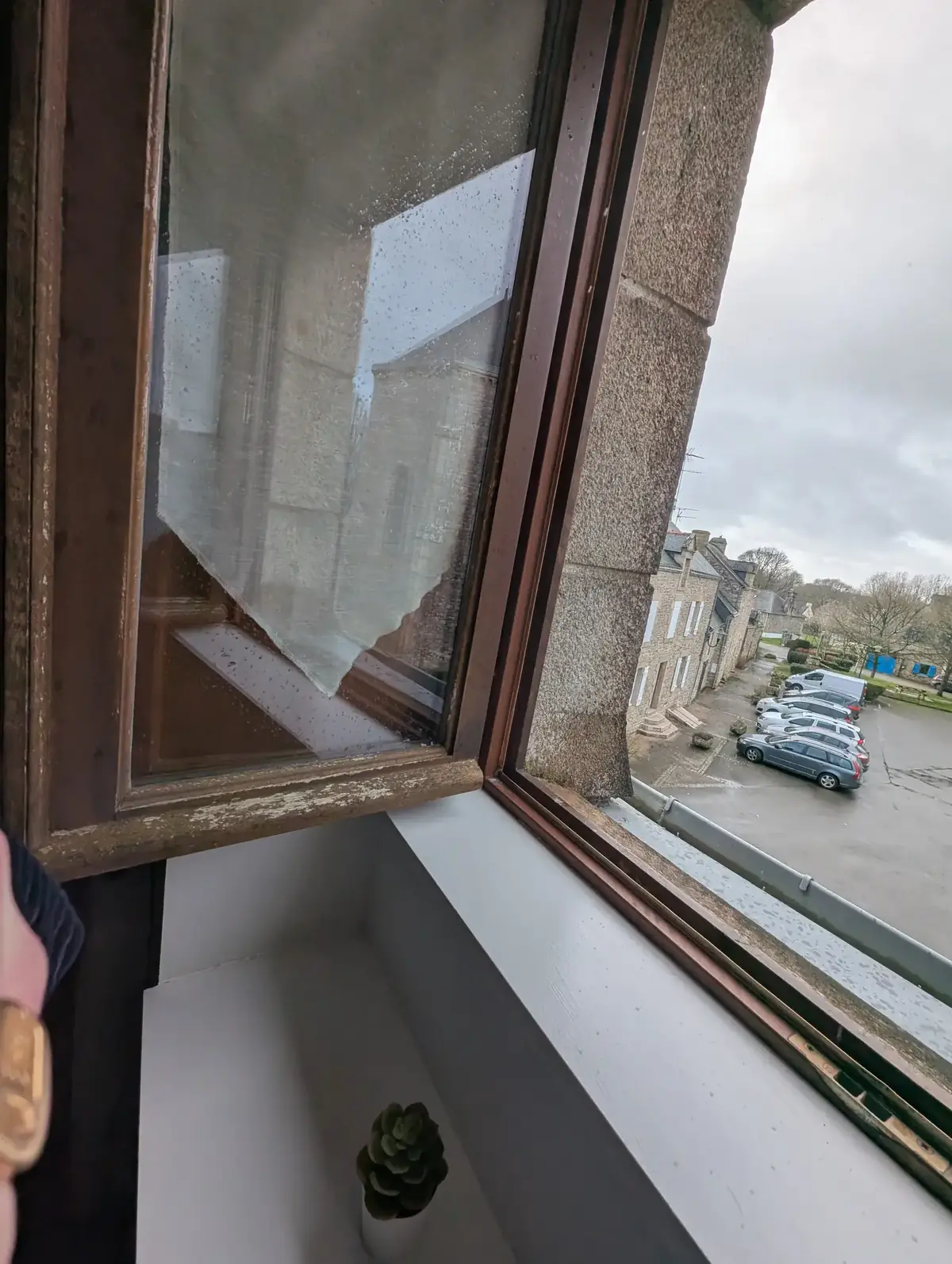 Ouvrant bois ouvert sur les maisons de bourg de Pluherlin, dormant, parcloses et mastics avant mise en peinture