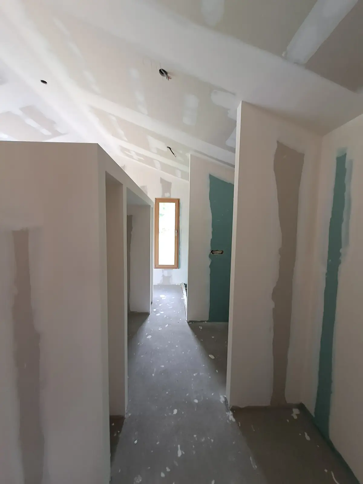Circulation d’une rénovation à Saint-Congard, cloisons en plaques de plâtre et bandes verticales enduites