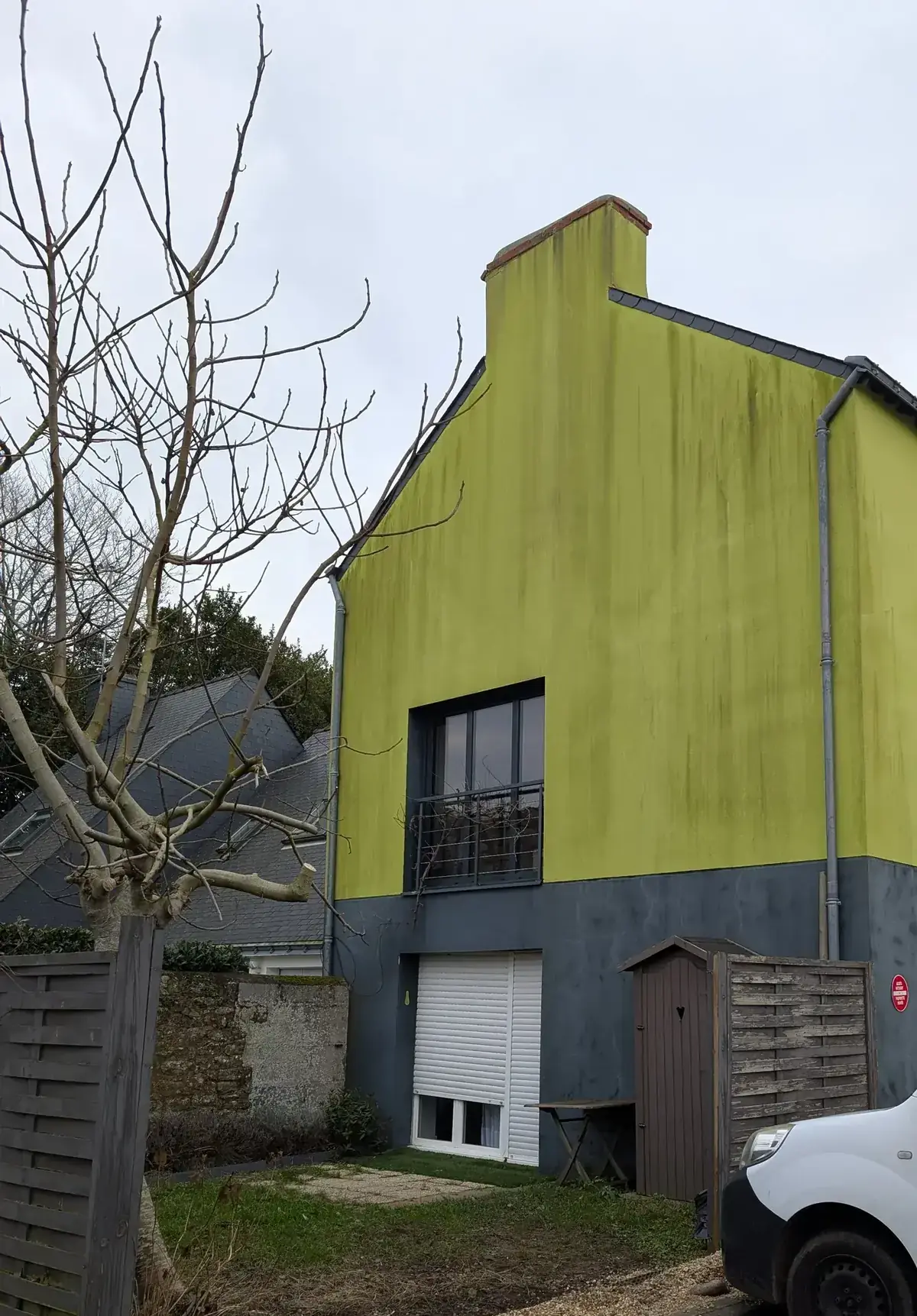 Pignon d’une maison de ville de Vannes relevé avant ravalement, enduit vert vif marqué par le ruissellement et souche de cheminée