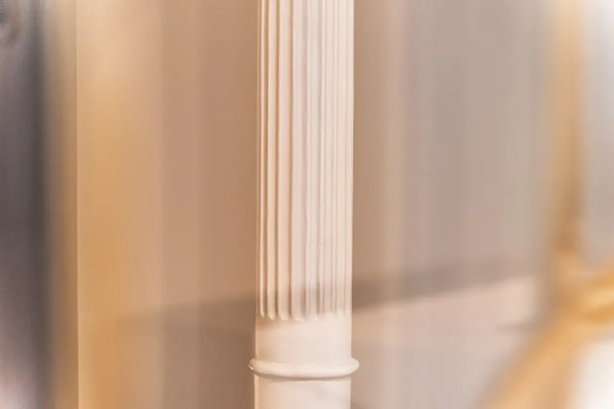 Colonne cannelée repeinte en blanc, lumière dorée