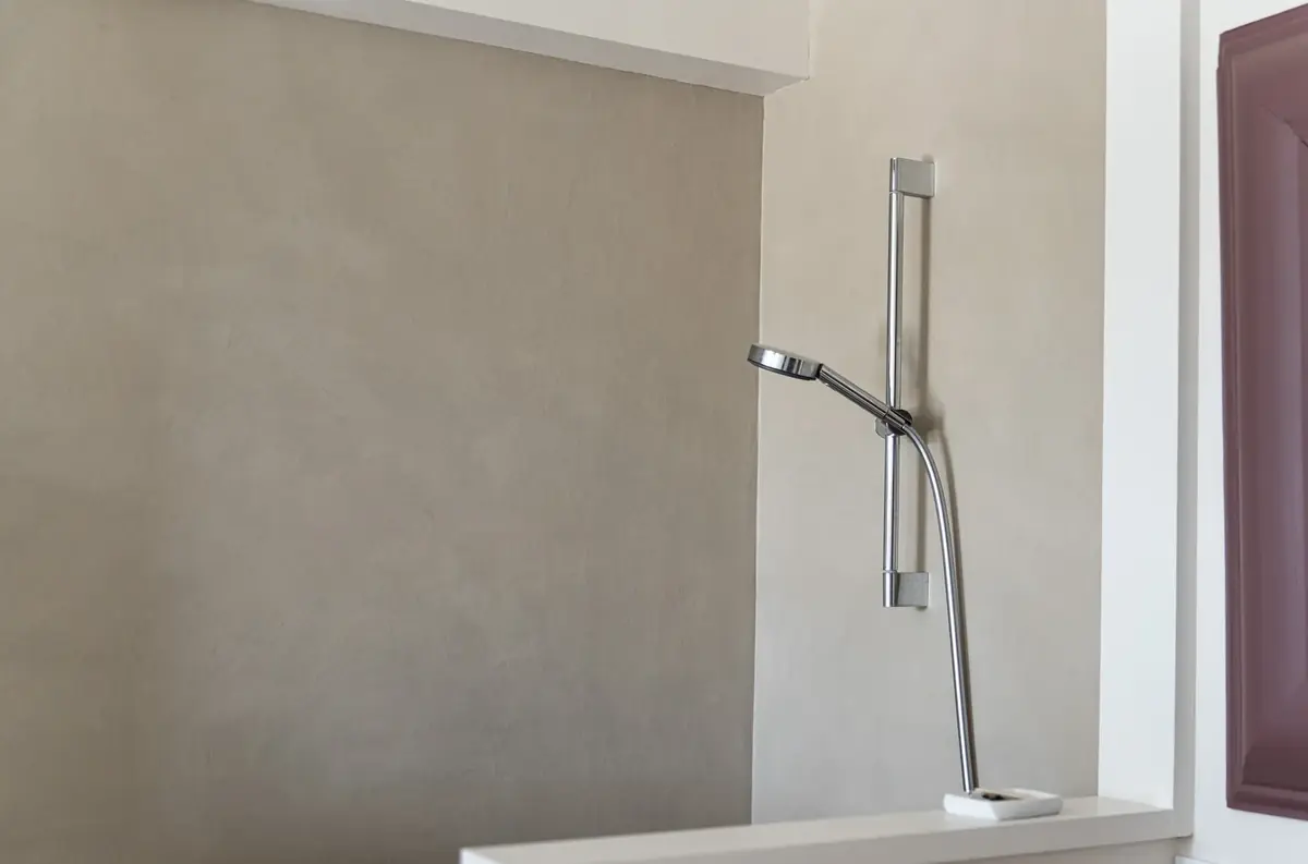 Mur de douche enduit gris, finition lisse et régulière