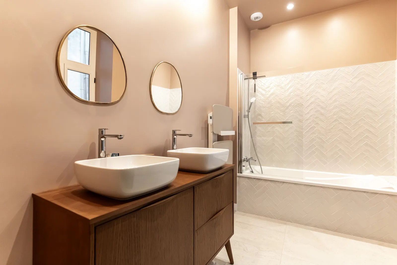 Appartement ancien, salle de bain rose poudré