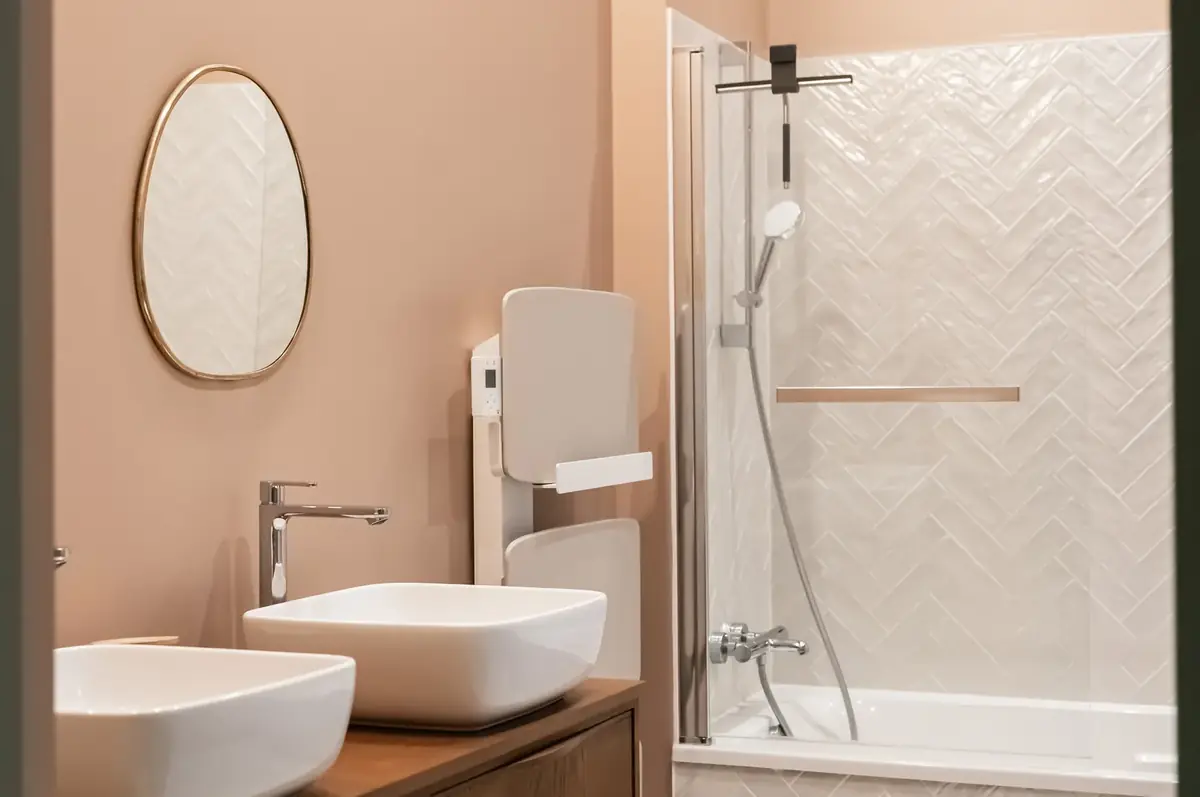 Salle de bain rose poudré, vasques posées et faïence en chevrons