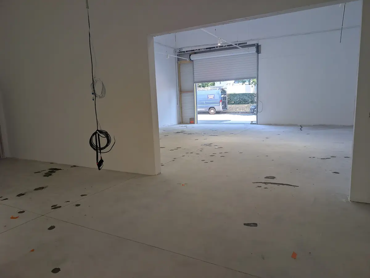 Sol d’atelier taché et encrassé avant intervention