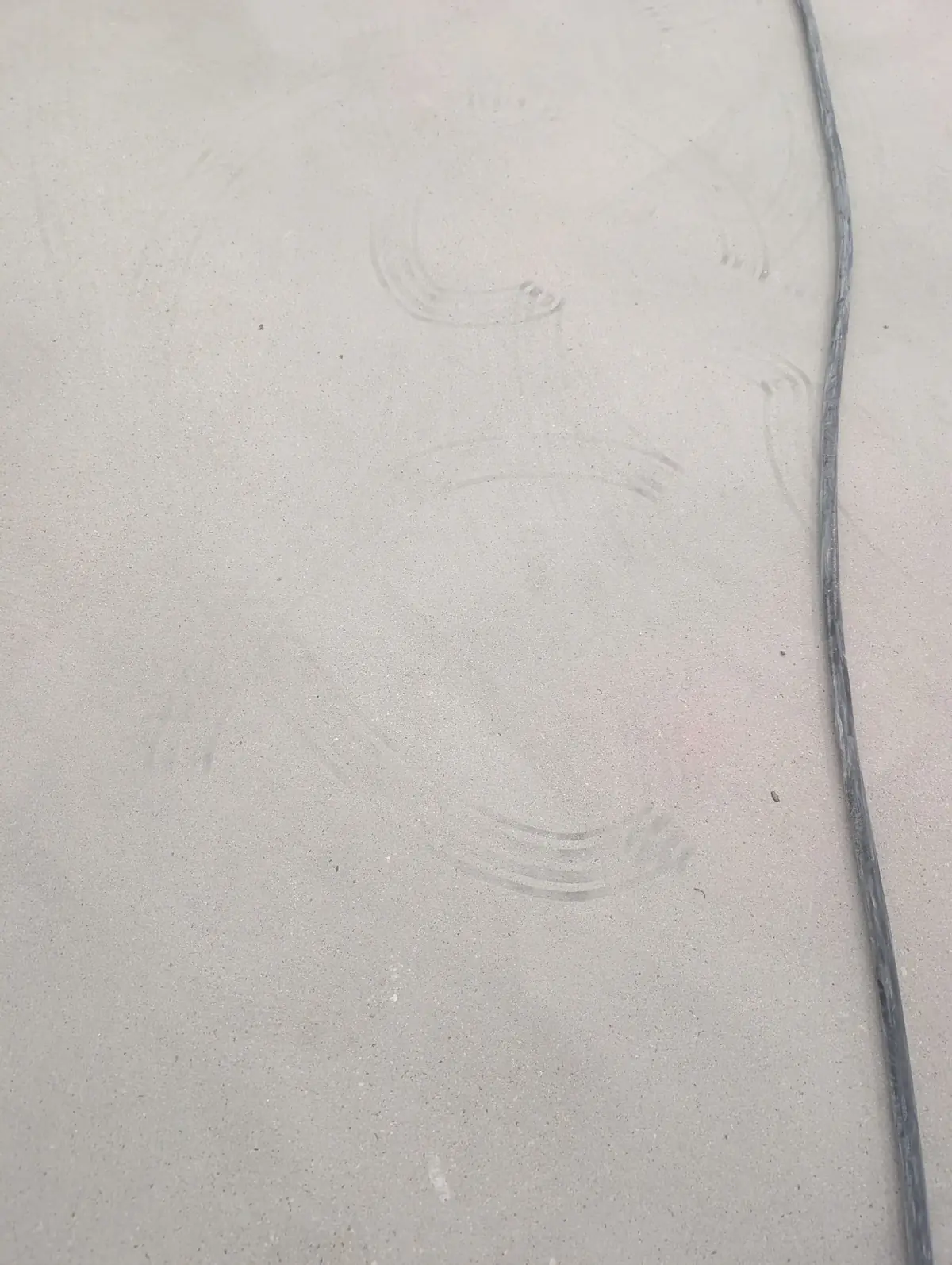 Détail du béton poncé, marque repérée avant reprise