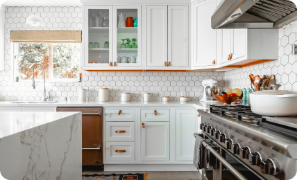 Intérieur d'une cuisine blanche avec des meubles blancs.
