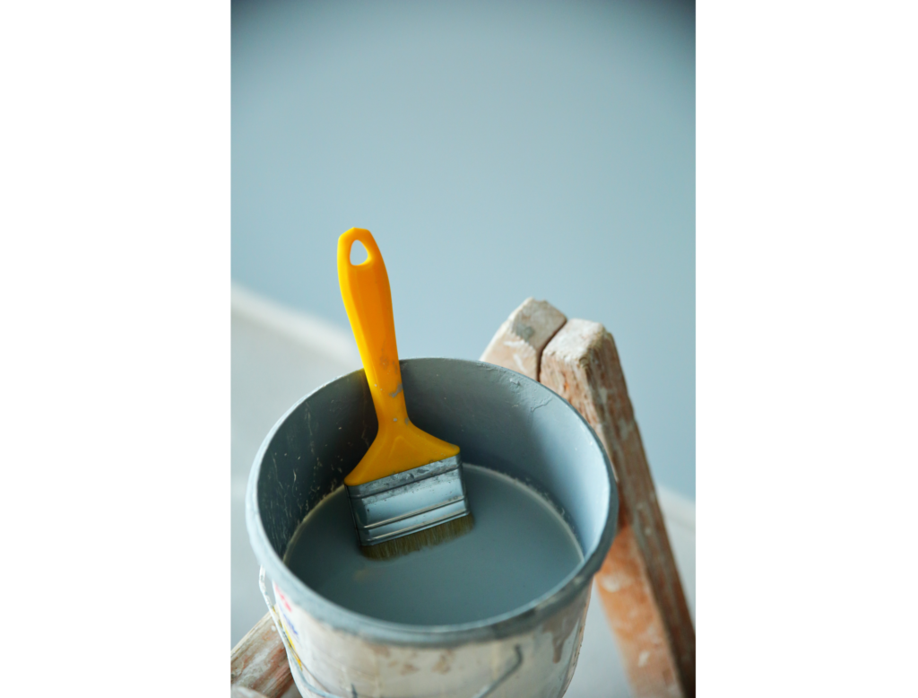 Vue rapprochée d'un pot de peinture.