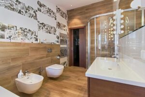 Salle de bain en bois et avec des murs en blanc.