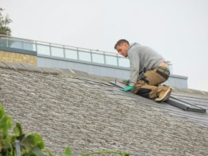 Un homme qui travaille sur un toit.