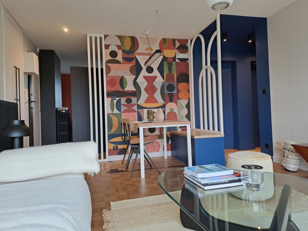 Un mur coloré dans le couloir d'une maison.