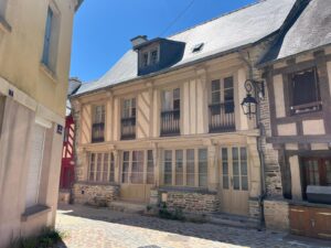 Image d'une maison ancienne en pleine ville.