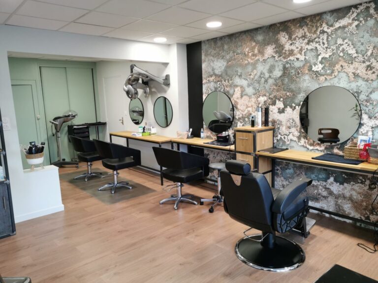 On voit l'intérieur d'un salon de coiffure.
