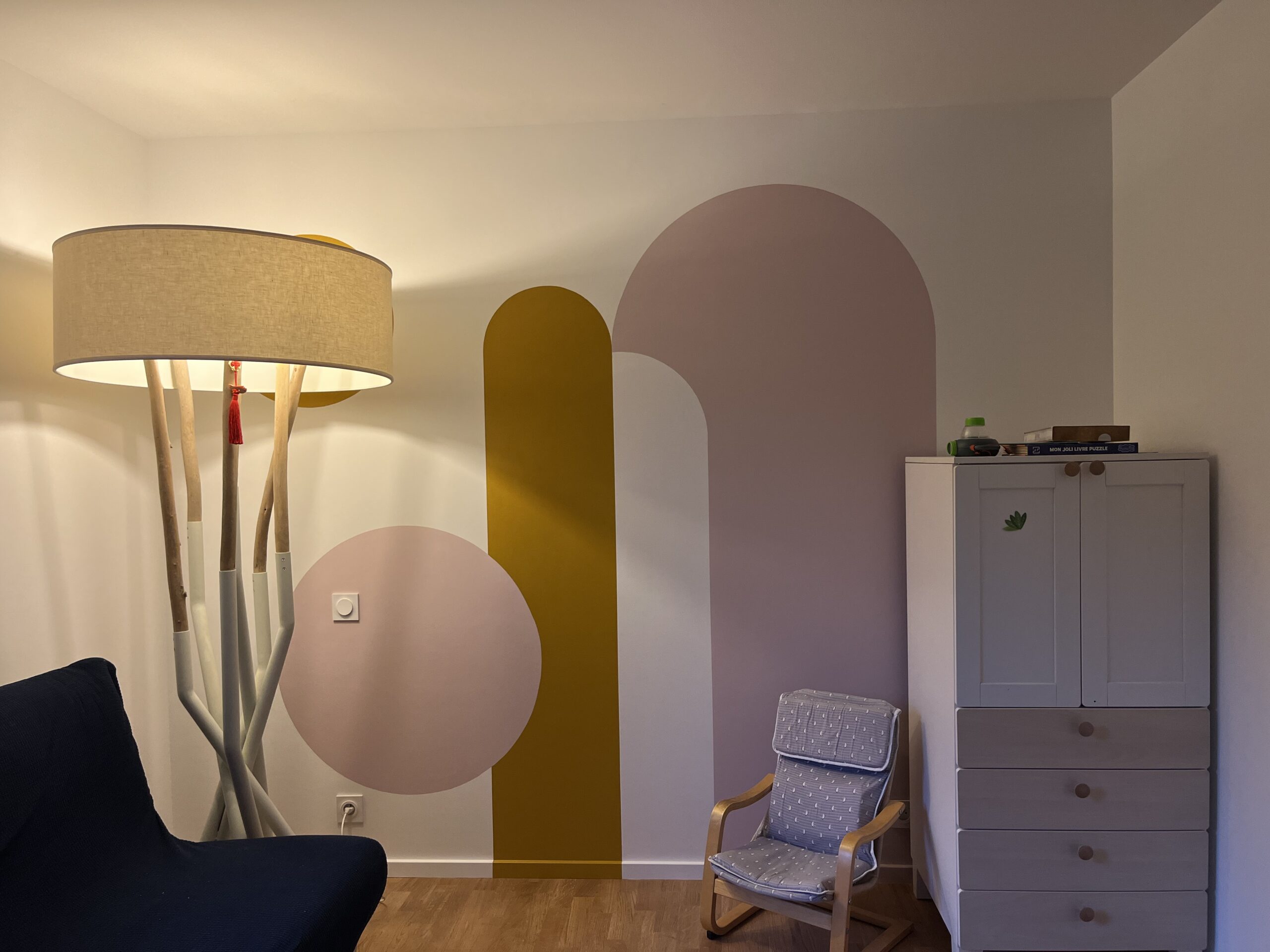 On aperçoit le coin d'une maison avec une lumière tamisée.