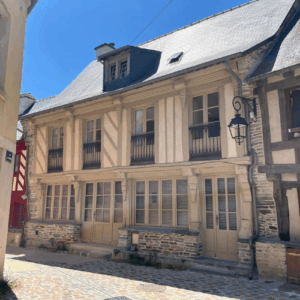 Ravalement d’une maison ancienne à pans de bois dans le centre historique de Vannes