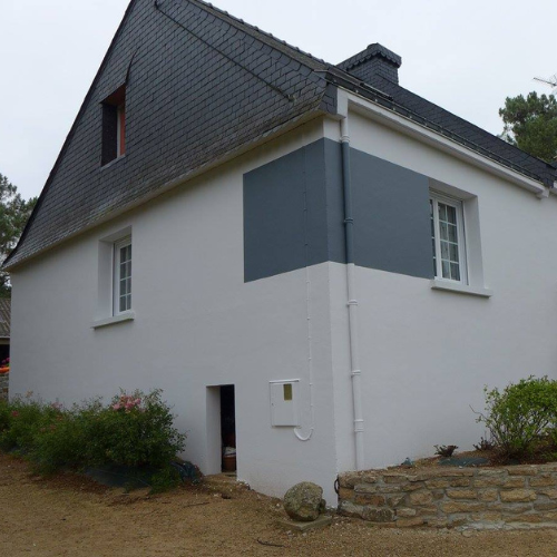 Ravalement de façade avec peinture extérieure gris et blanc sur une maison bretonne