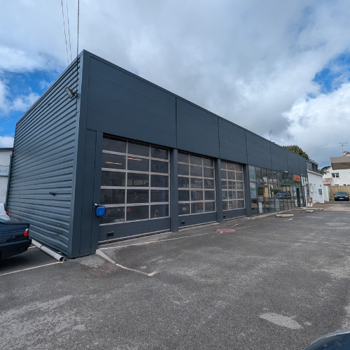Peinture complète du bardage d’un bâtiment industriel à Vannes dans le Morbihan