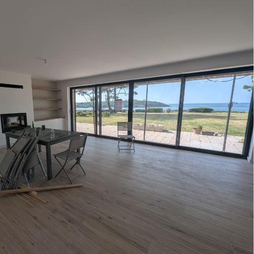 Pose de parquet dans une maison rénovée avec vue sur mer dans le Morbihan