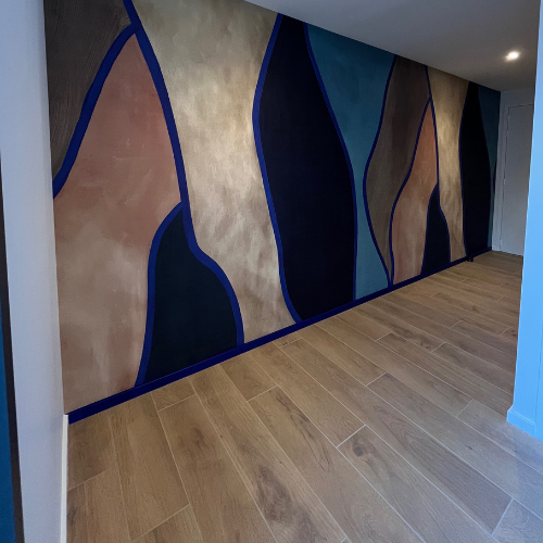 Mur décoratif peint à la main avec formes abstraites dans un intérieur moderne à Vannes