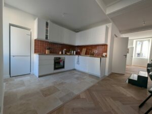 Cuisine rénovée avec carrelage et parquet dans un appartement à Vannes