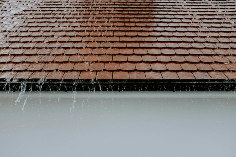 Toiture en tuiles en terre cuite sous la pluie – protection et entretien de toiture à Vannes