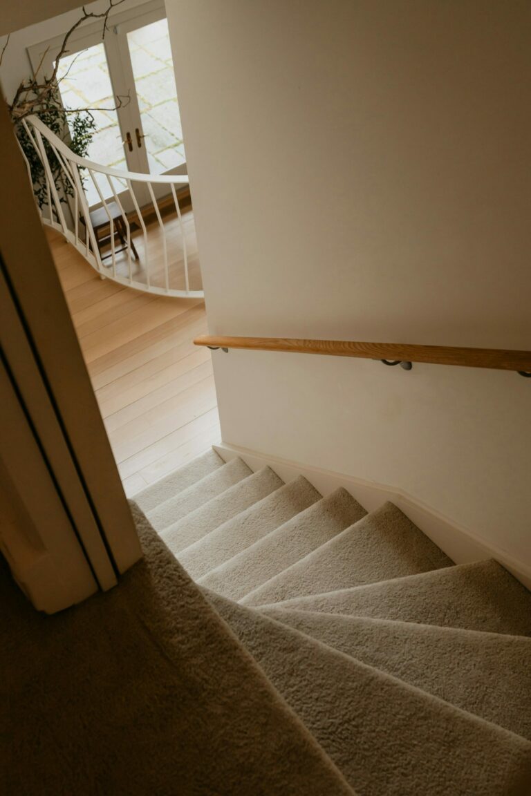 Pose de moquette sur un escalier dans le cadre d’une rénovation intérieure dans le Morbihan