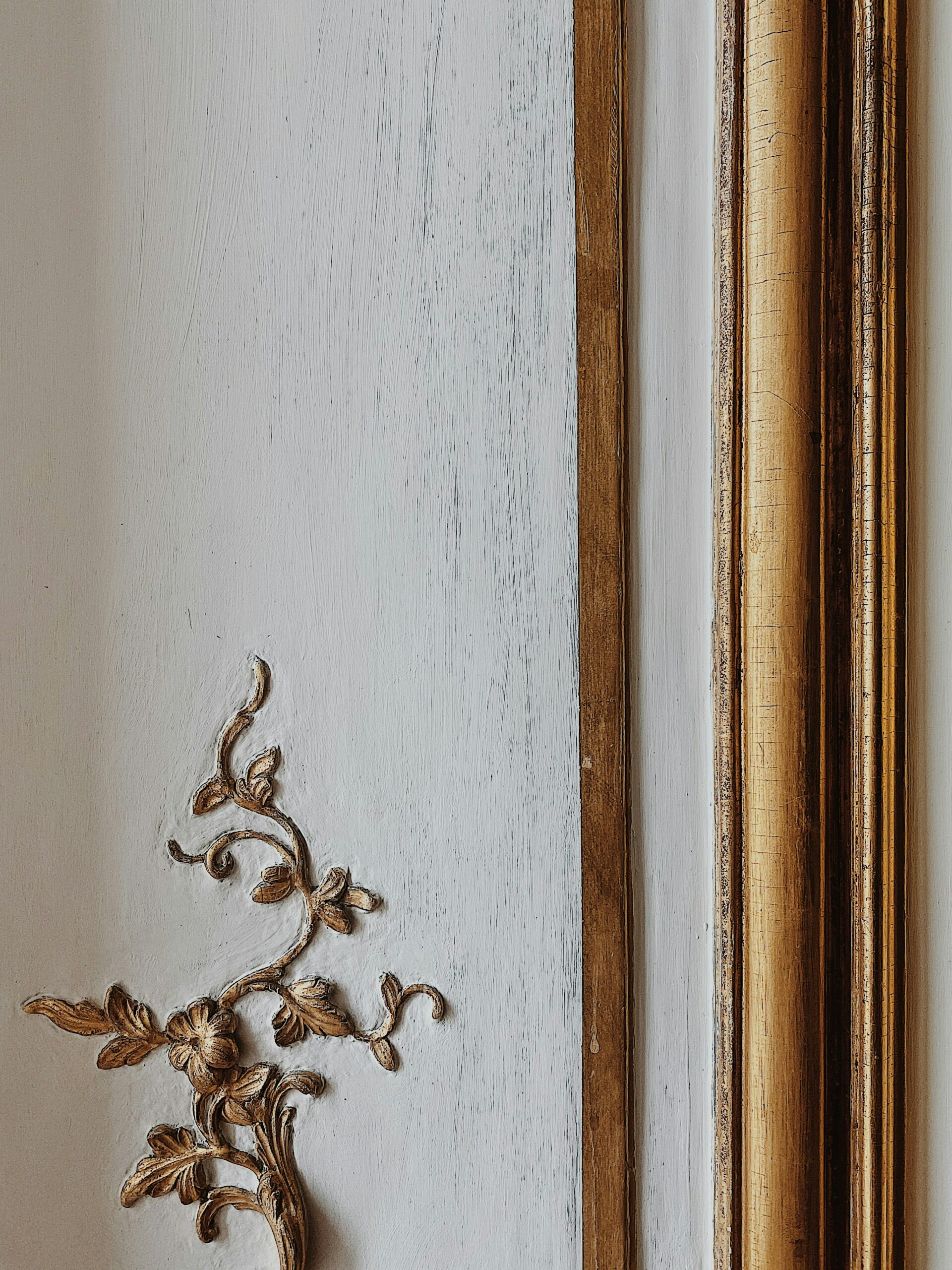 Détail de moulure dorée sur boiserie blanche – peinture décorative à Vannes