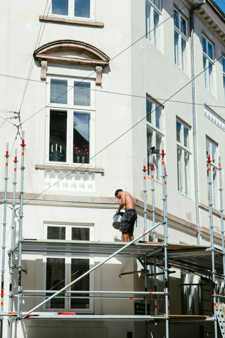 Ravalement de façade sur échafaudage – peinture extérieure à Vannes