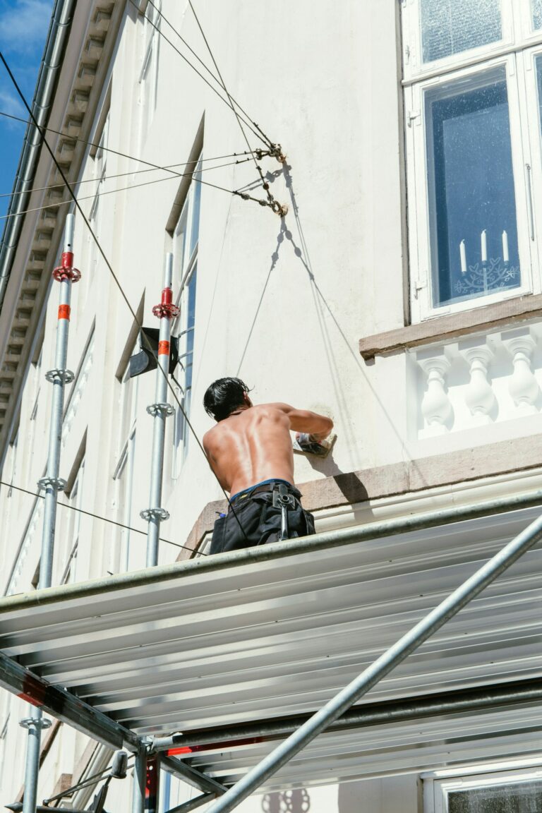 Ravalement de façade sur échafaudage – peinture extérieure à Vannes