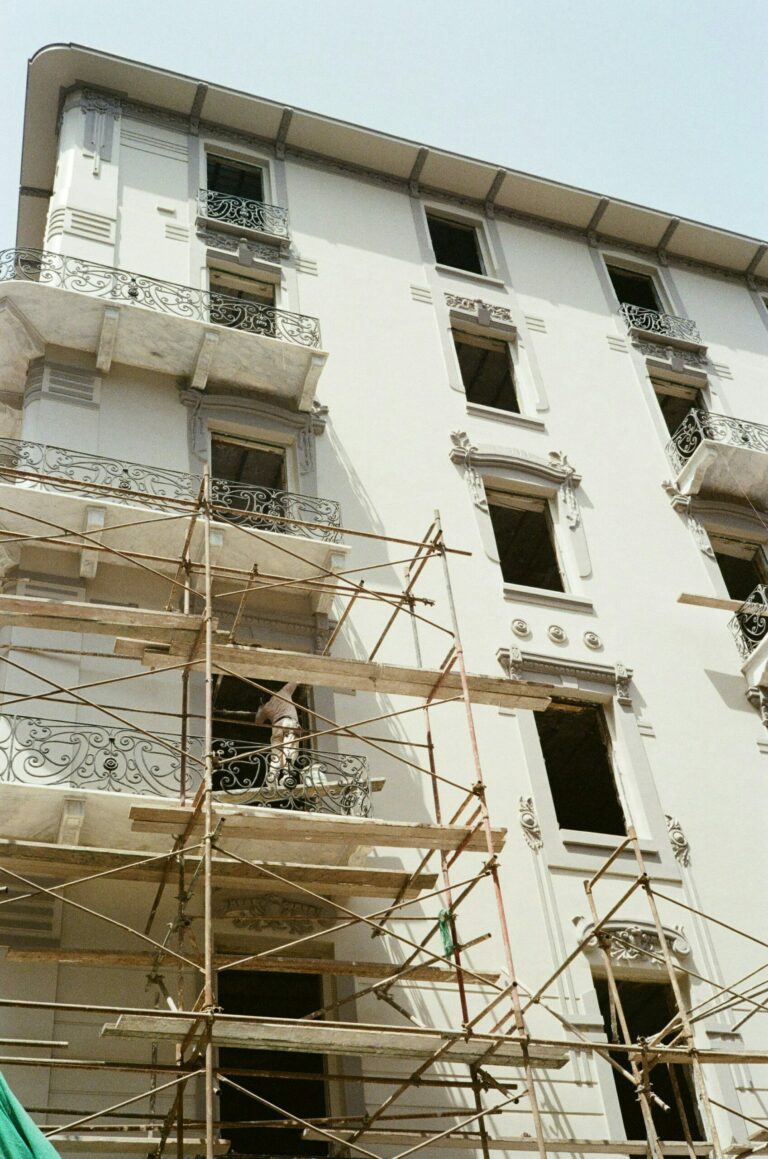 Travaux de ravalement sur la façade d’un immeuble ancien avec échafaudage
