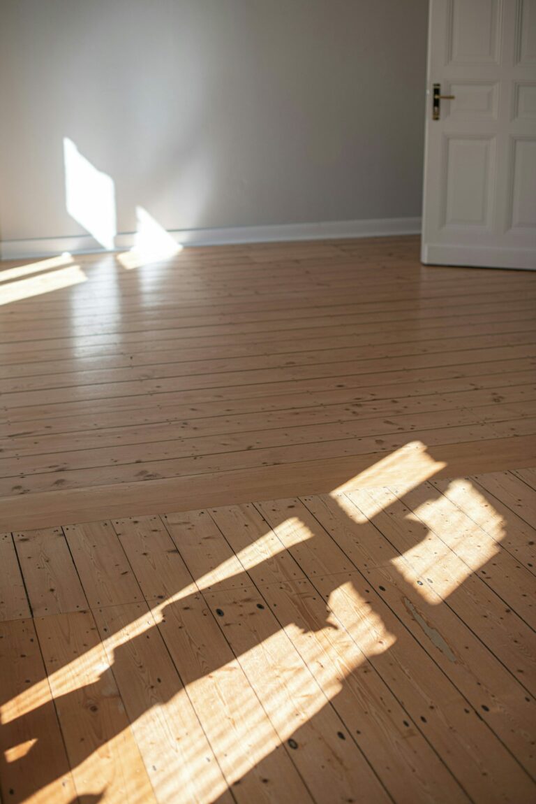 Parquet en bois clair dans une pièce rénovée – finition naturelle et durable